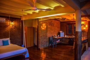 a bedroom with a bed and a kitchen with a table at The Cloud Resort in Kadugannawa