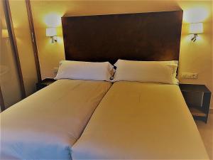 Postel nebo postele na pokoji v ubytování Chillout Hotel Tres Mares