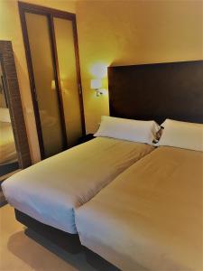 Postel nebo postele na pokoji v ubytování Chillout Hotel Tres Mares