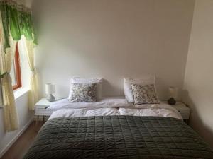 Giường trong phòng chung tại Thor´s Guest house