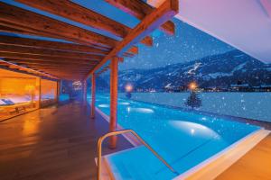 Bazén v ubytování Theresa Wellness-Genießer-Hotel nebo v jeho okolí