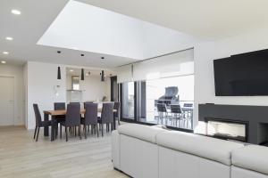 A television and/or entertainment centre at Villa Alimar - Basque Stay