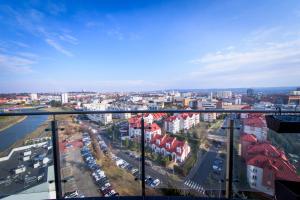 ジェシュフにあるKapart Rzeszów Apartmentのガラス張りのバルコニーから市街の景色を望めます。