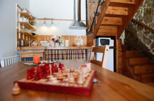 ein Schachbrett auf einem Tisch in einer Küche in der Unterkunft Sendero del Agua in San Vicente del Monte
