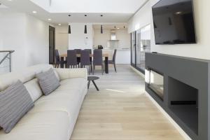 A television and/or entertainment centre at Villa Alimar - Basque Stay