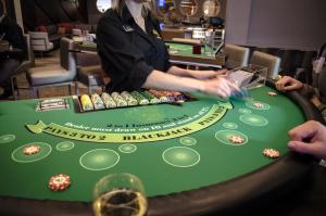 Sie arbeiten an einem Pokertisch in einem Casino. in der Unterkunft Holiday Inn Fargo, an IHG Hotel in Fargo