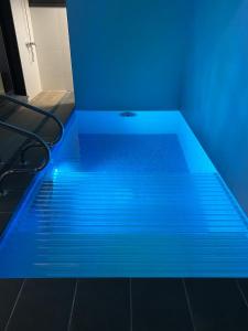 una piscina con iluminación azul en una habitación en Villa Alimar - Basque Stay, en San Sebastián