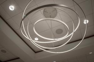 une lumière circulaire suspendue au plafond d'un bâtiment dans l'établissement Holiday Inn Fargo, an IHG Hotel, à Fargo