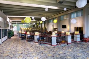 A restaurant or other place to eat at Holiday Inn Sioux Falls-City Center, an IHG Hotel