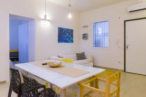 un salon avec une table et un canapé dans l'établissement LA NASSA SUITES & ROOMS, à Mazara del Vallo