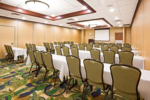 una sala de conferencias con filas de mesas y sillas en Best Western Fairmont, en Fairmont