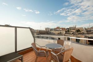 Un patio con sillas y una mesa en el balcón. en Barcelona Apartment Aramunt, en Barcelona