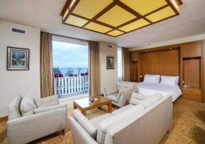 A bed or beds in a room at Radisson Hotel Istanbul Sultanahmet Még 37 kép