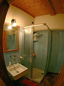 ein Bad mit einer Dusche und einem Waschbecken in der Unterkunft CASA BRICIOLE 1 e 2 in Scilla