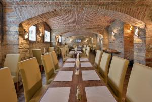 une grande salle à manger avec une grande table et des chaises dans l'établissement Hotel Prague Star, à Prague