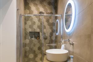 Kylpyhuone majoituspaikassa LA NASSA SUITES & ROOMS