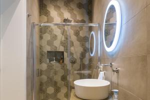 une salle de bains avec un lavabo et un miroir dans l'établissement LA NASSA SUITES & ROOMS, à Mazara del Vallo 51 autres photos