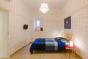 une chambre avec un lit et une table rouge dans l'établissement LA NASSA SUITES & ROOMS, à Mazara del Vallo