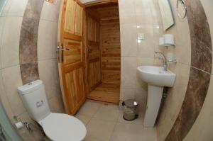 La salle de bains est pourvue de toilettes et d'un lavabo. dans l'établissement Olympos Camlık Pension, à Olympos