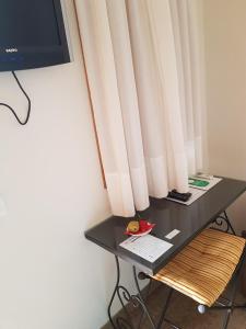 Telewizja i/lub zestaw kina domowego w obiekcie Hotel Plaza Escribano