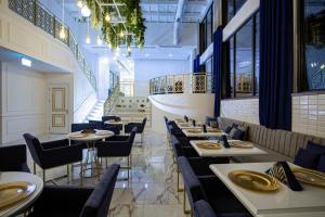 een restaurant met tafels en stoelen en een trap bij MEDWORLD Health & Rehabilitation Center Rixos Antalya in Antalya