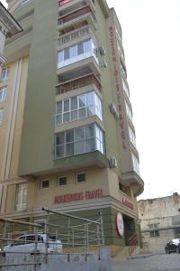 een hoog gebouw met een bord voor een hotel bij Stefan cel Mare 1 studio in Chişinău