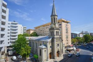 布加勒斯特豪华住宿公寓　的一座古老的教堂,在城市里有一个钟楼