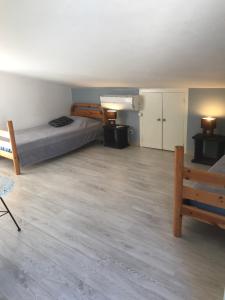 um quarto com uma cama e piso em madeira em Sables de biguglia cordon lagunaire em Borgo