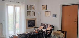 sala de estar con sofá y ventana en Casa Tonino en Pisticci