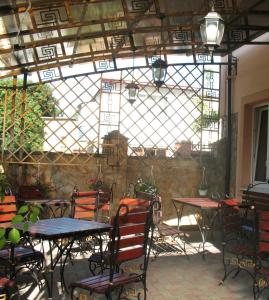 eine Terrasse mit Tischen und Stühlen und einem großen Fenster in der Unterkunft Готель Преміум in Lwiw