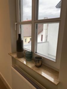 a window with a vase sitting on a window sill at Hotel Quartier 8 in Germersheim