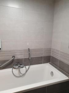 a bath tub in a bathroom with a shower at Hotel Piano 2 - Mont-St-Guibert - Louvain-la-Neuve in Corbais