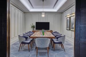 フンシャルにあるReid's Palace, A Belmond Hotel, Madeiraの会議室(長いテーブルと椅子付)