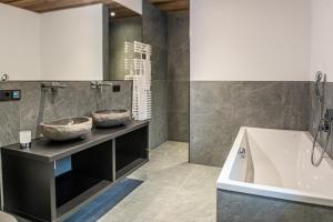 Kúpeľňa v ubytovaní Chalet's DAS DORF + 37 fotografií