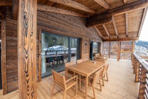 Balkón alebo terasa v ubytovaní Chalet's DAS DORF