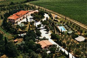 una vista aérea de una villa con piscina en Agriturismo Isola Verde, en Cerreto Guidi