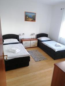 En eller flere senger på et rom på Apartment Tisno