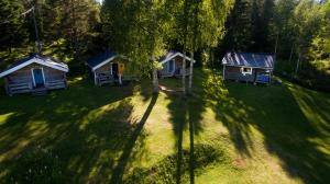 an overhead view of a yard with houses and trees at Ulvö Lakeside Resort in Ulvöhamn