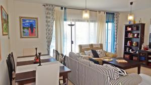 uma sala de estar com dois sofás e uma mesa em BENICADELL 1 - PLaya de Miramar em Miramar