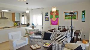 Sala de estar con 2 sofás y mesa en BENICADELL 1 - PLaya de Miramar, en Miramar