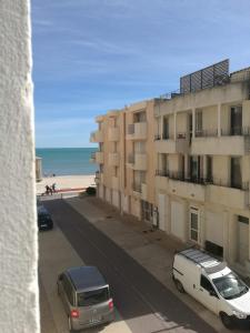 von einem Balkon eines Gebäudes mit Strandblick in der Unterkunft Le Moussaillon - F2 à 20 m de la plage in Palavas-les-Flots