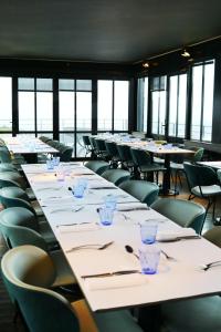 eine Reihe von Tischen und Stühlen in einem Raum in der Unterkunft L'Ermitage Hôtel Cuisine-À-Manger in Saint-Cyr-au-Mont-dʼOr + 70 Fotos