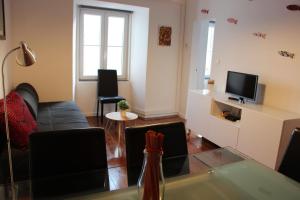 sala de estar con sofá y TV en Lisbon Apartments, en Lisboa