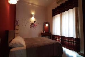 - une chambre avec un lit et un vélo sur le mur dans l'établissement Greenro Residence Colombo, à Kottawa
