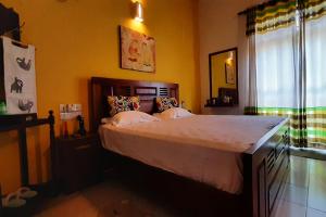 - une chambre avec un grand lit et des draps blancs dans l'établissement Greenro Residence Colombo, à Kottawa