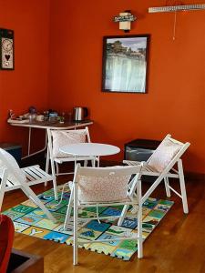 une salle à manger avec une table et des chaises sur un tapis dans l'établissement Greenro Residence Colombo, à Kottawa
