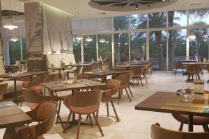 Restoran või mõni muu söögikoht majutusasutuses Mövenpick Residence/Beach Access/2BR/Luxury Stay