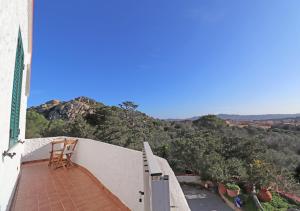 einen Stuhl auf dem Balkon eines Gebäudes in der Unterkunft Minima in La Maddalena