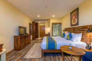 una camera d'albergo con un letto e una televisione di Aagantuk Resort a Panepa