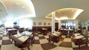 A restaurant or other place to eat at Ivbergs Hotel Berlin Messe